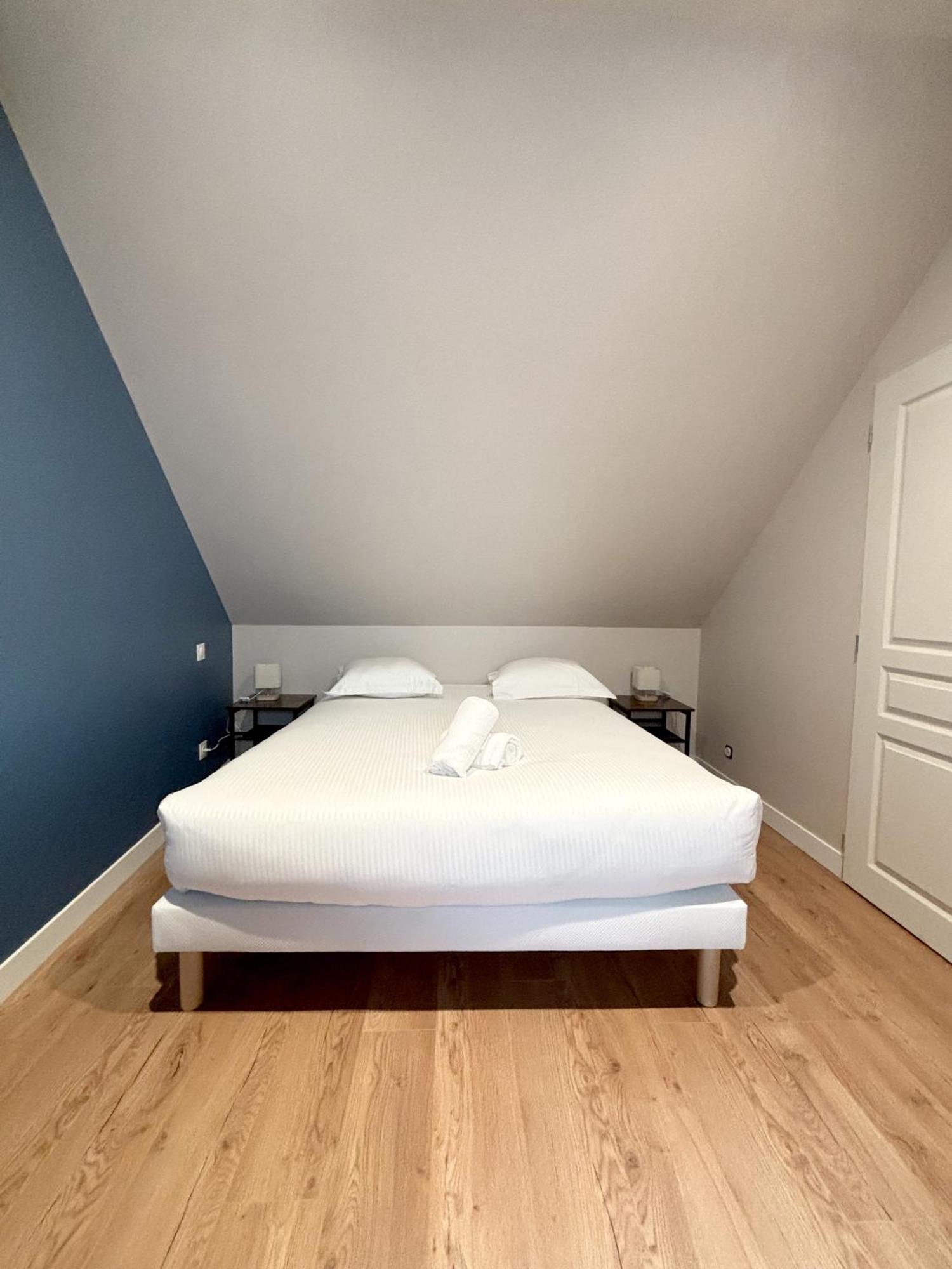 Apartment Onyx Blue